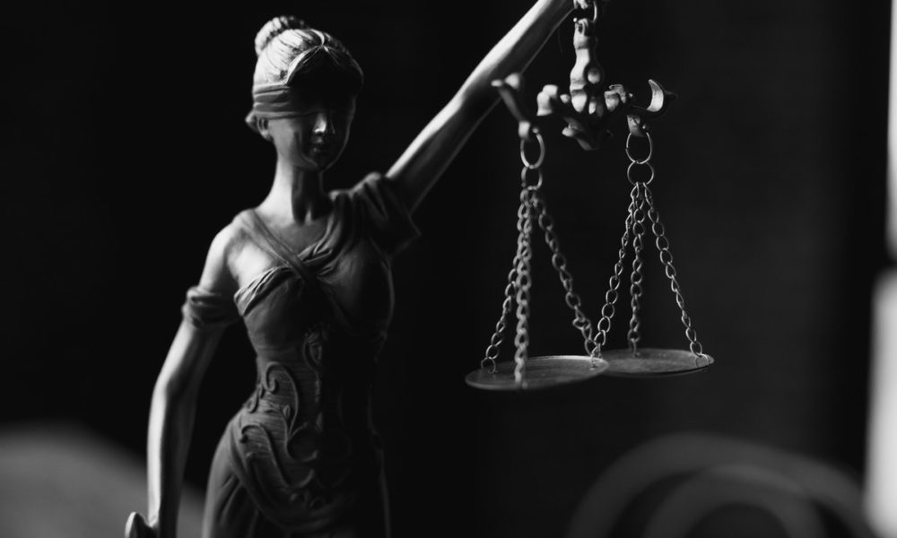 El titular es una persona que posee la tenencia de un derecho u obligación