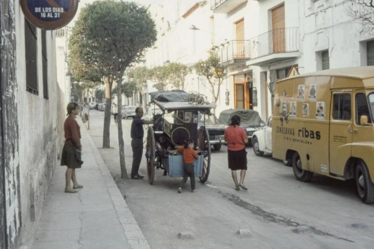 Calle española con edificios de principios del siglo XX