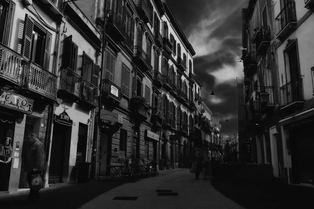 Calle antigua de una ciudad española en blanco y negro