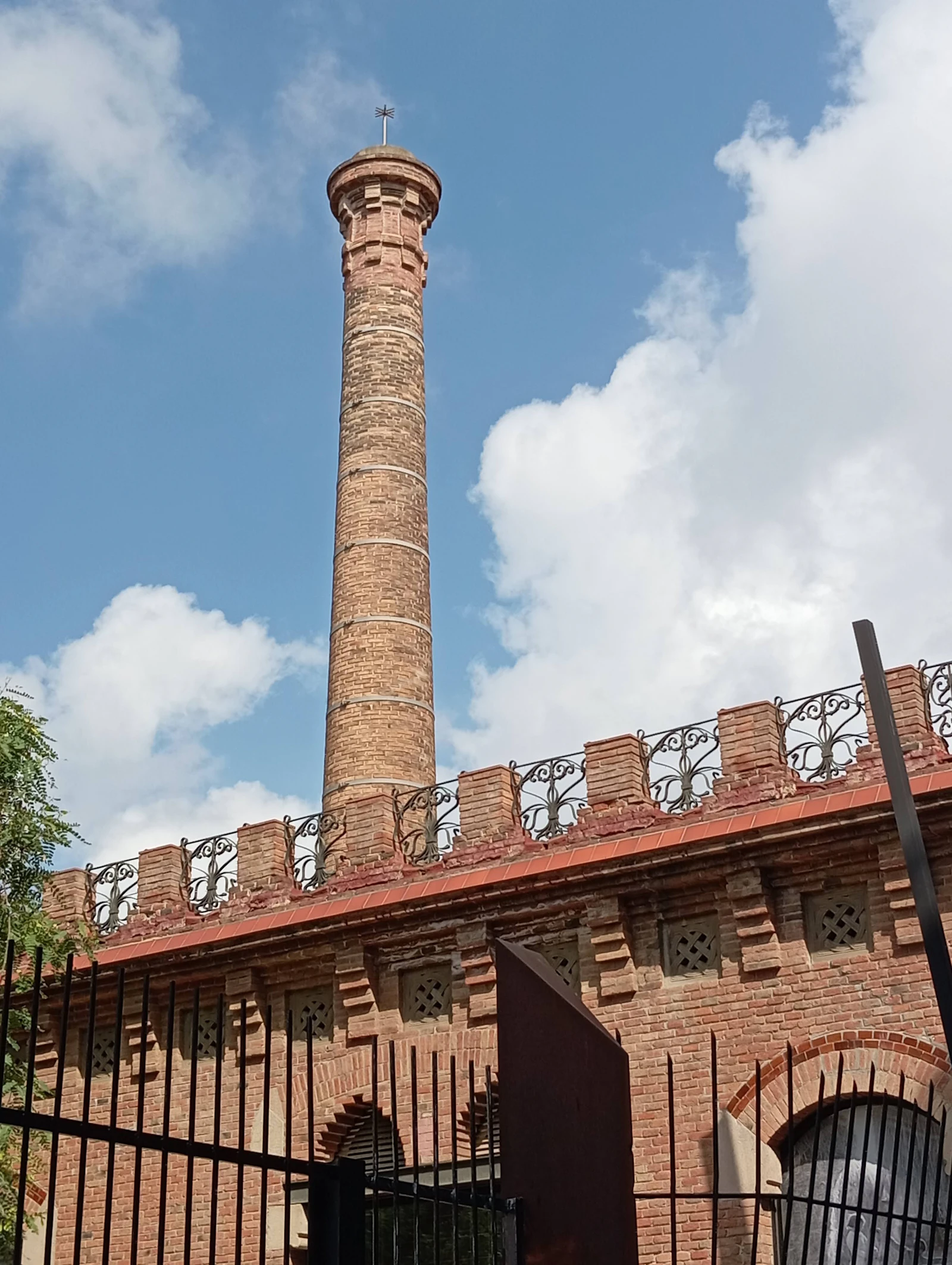 Chimenea de una antigua fábrica de ladrillo
