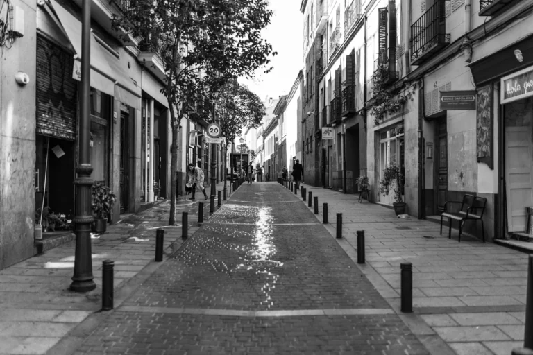 Calle antigua de Madrid en una fotografía en blanco y negro