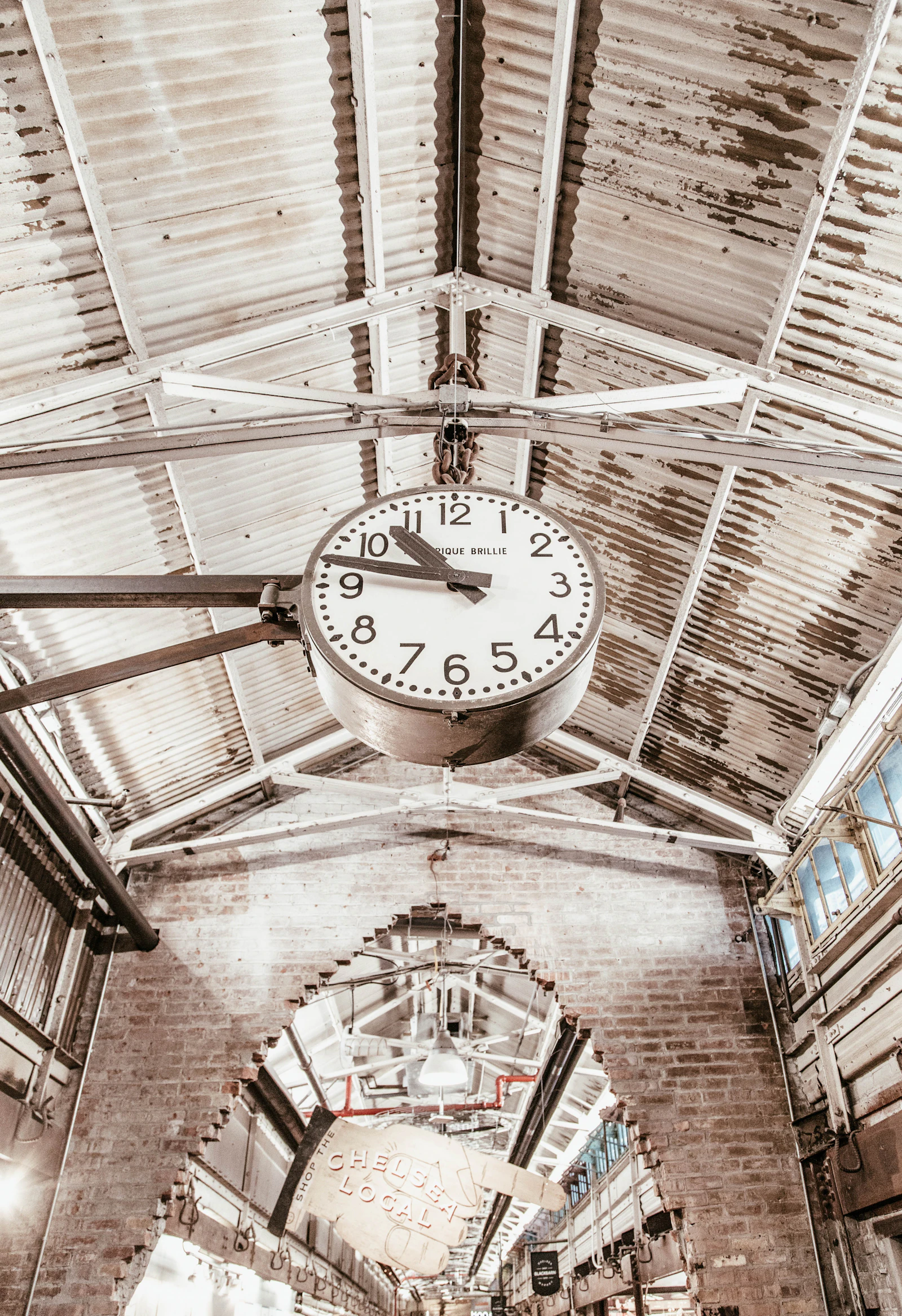 Reloj antiguo en la fachada de una fábrica