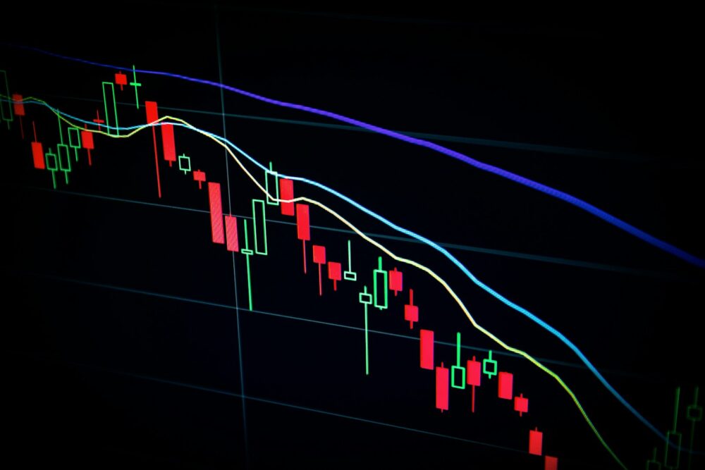 Gráfico de velas de un mercado financiero en pantalla