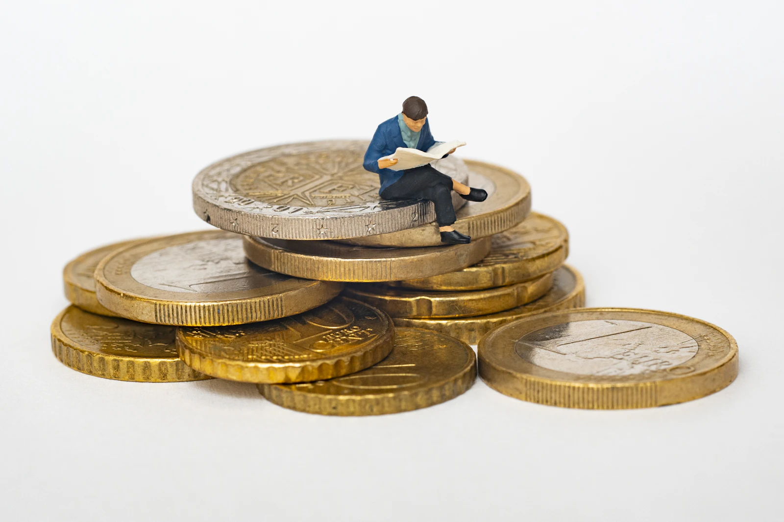 Monedas de euro junto a una calculadora